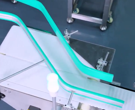 Metalldetektor mit F&uuml;hrungsschiene